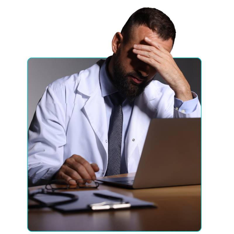 Médico esgotado no fim do dia diante do notebook