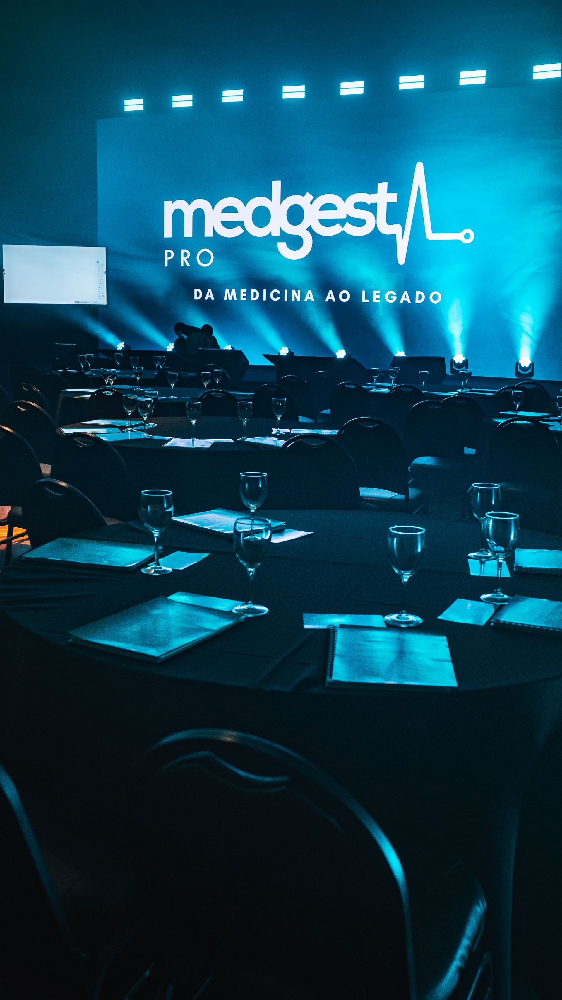 Palco do MedGest PRO com iluminação cyan